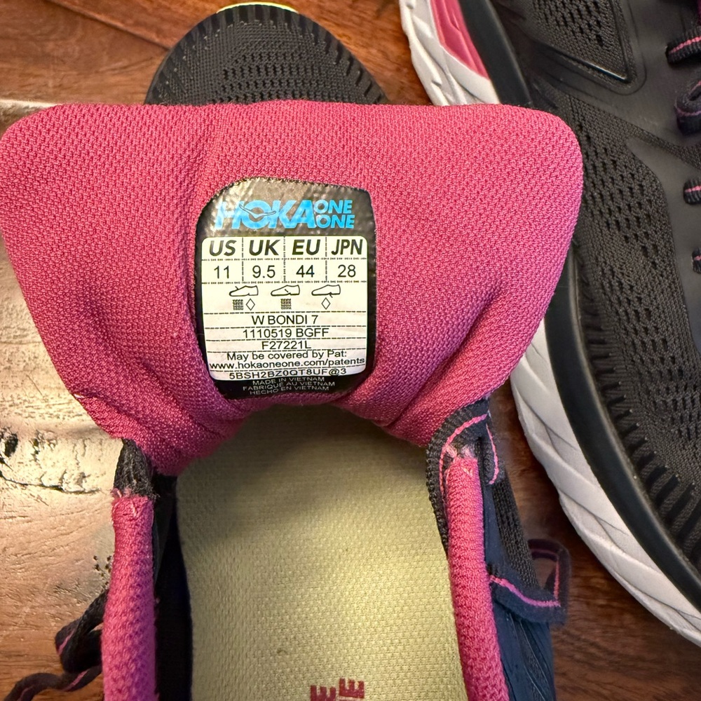 Hoka One One Bondi 7 Size 11 Women's Black and Pink Athletic Shoes MSRP $175 - Picture 6 of 7